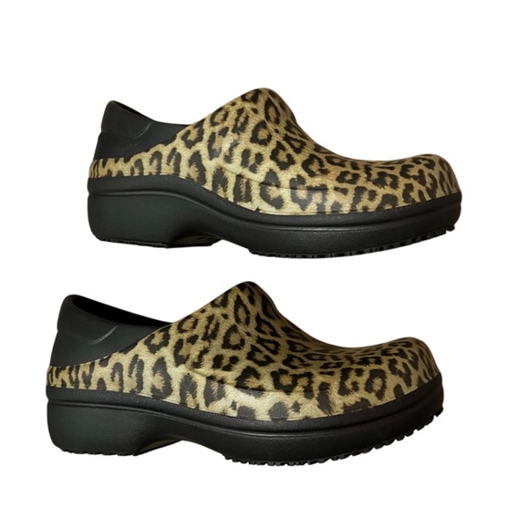 Crocs Triple Comfort Leopard Print Neria Pro Clogs Size 5 - Picture 2 of 7
